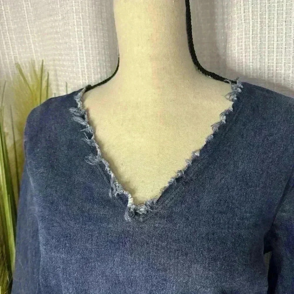 Moelleux Womens M V-Neck Denim Bell Sleeves Frayed Hem Laced Back Hobo Tunic Top - Picture 2 of 10